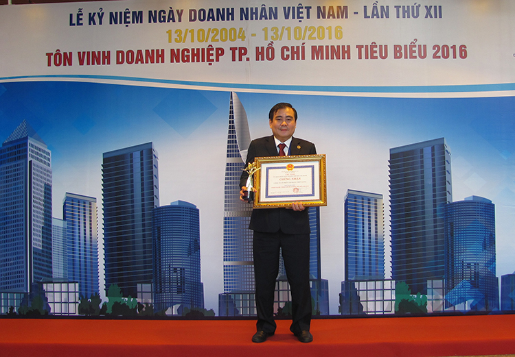 Đại diện Tập đoàn Thiên Long, ông Bùi Văn Huống – Phó Tổng Giám đốc Tập đoàn Thiên Long nhận giải thưởng “Doanh nghiệp tiêu biểu TP.HCM năm 2016” 